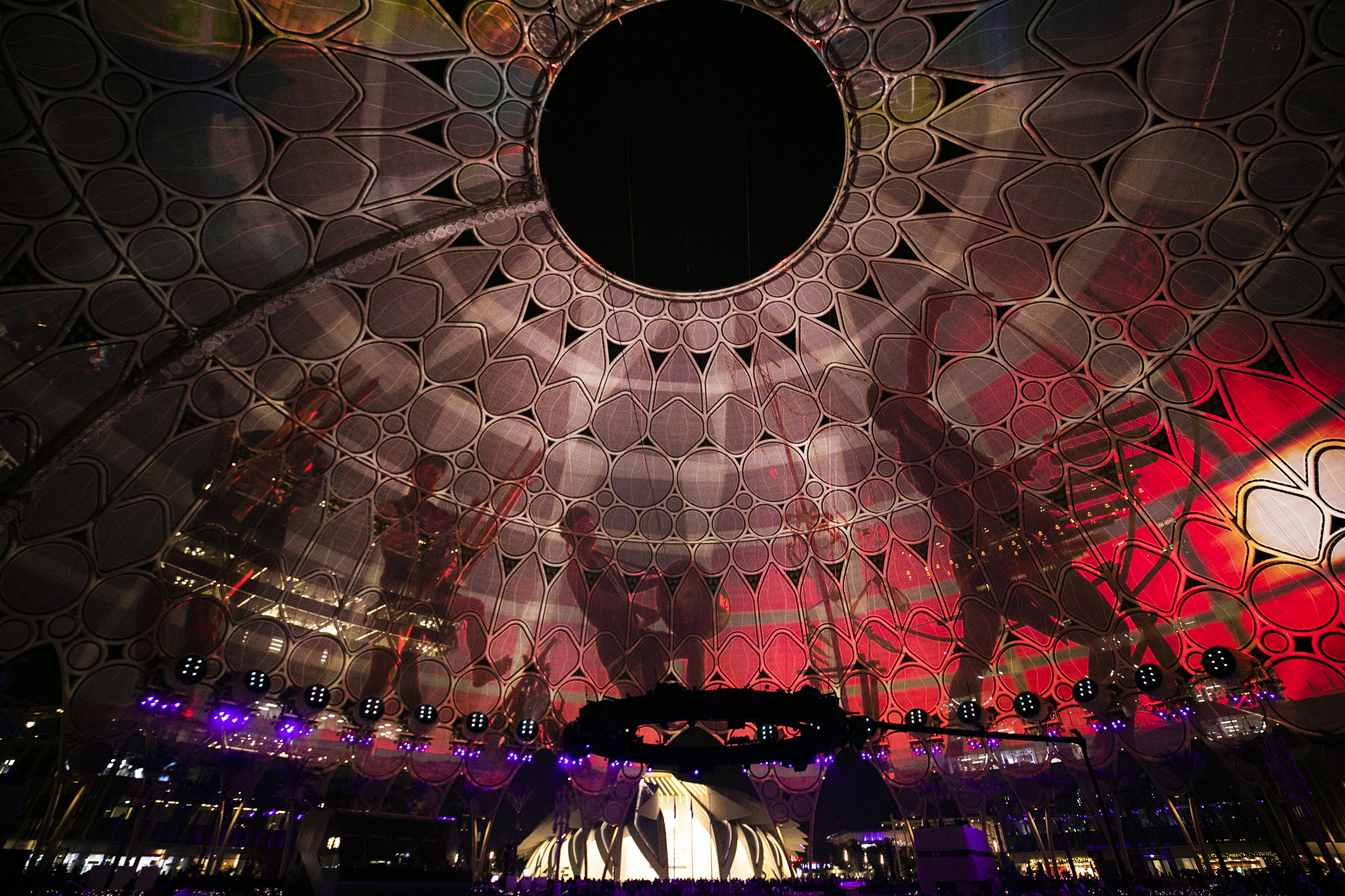 Hình ảnh con Rồng cháu Tiên được mô phỏng trên mái vòm 360 độ lớn nhất thế giới